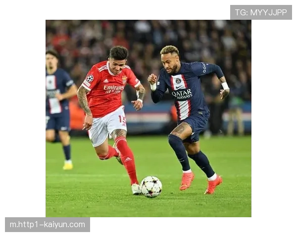 荷兰队费耶诺德球场谢幕战 德容范戴克领衔中场控制